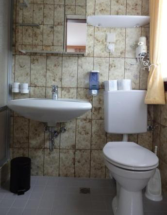 Bad - WC | 2-Raum-Ferienwohnung | Bathroom - Toilet | 2-Room-Apartment | Landhaus Relly